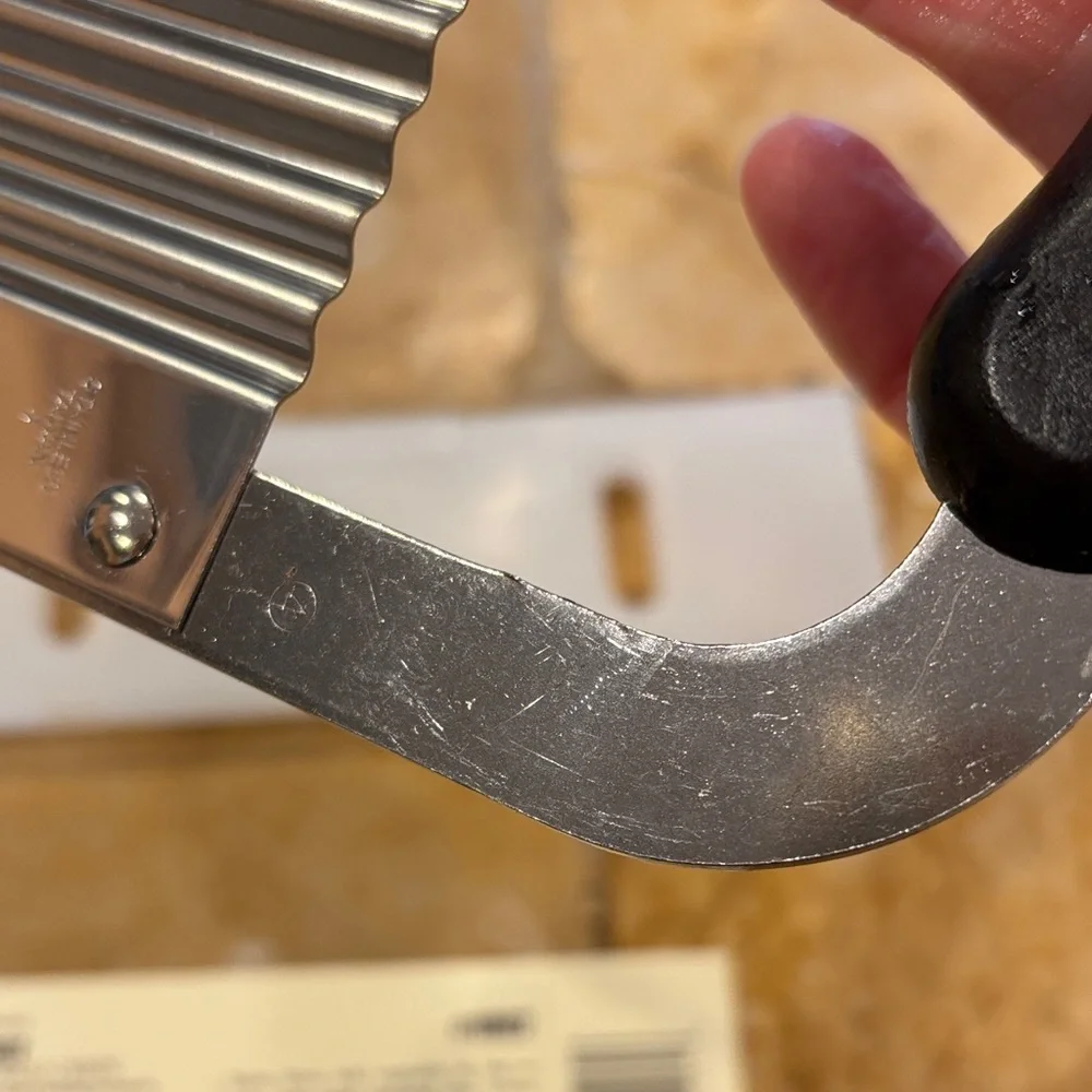 The Pampered Chef Crinkle Cutter - Black Handle with Silver Blade
